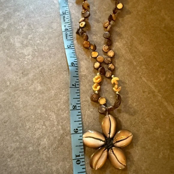 Cowrie Shell Flower Pendant Necklace Pendant Handcrafted Boho Beachy Glossy - Picture 7 of 7